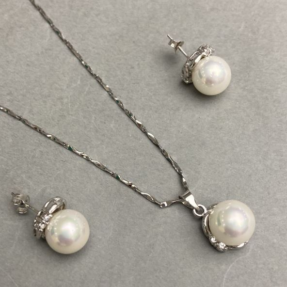 Pearl pendant set on a 40 cm chain (±) and stud earrings Mallorca
