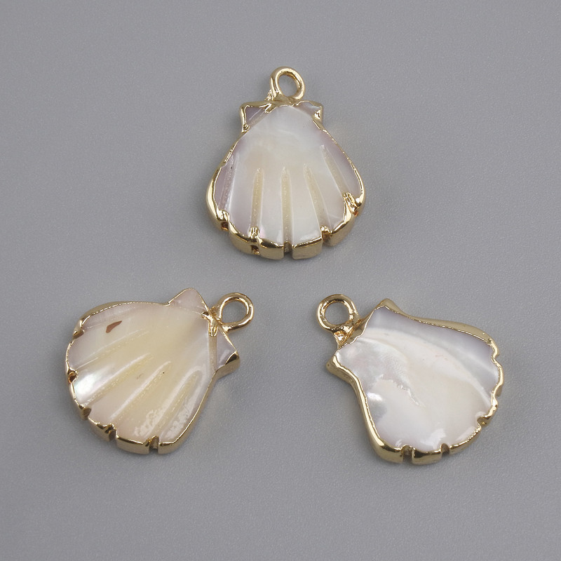 Pendant Mother-of-pearl shell in a setting, diameter 17x13mm+