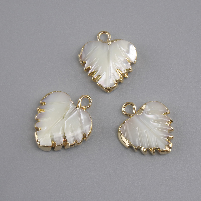 Mother-of-pearl pendant leaf in a setting, diameter 16x14mm+