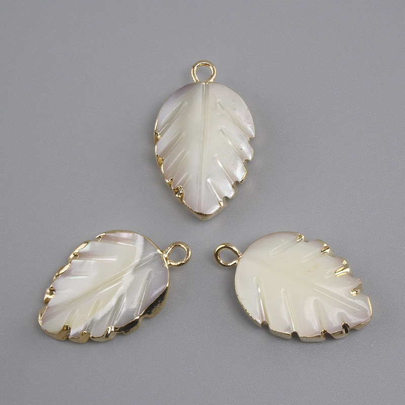 Mother-of-pearl pendant leaf in a setting, diameter 20×13 mm+