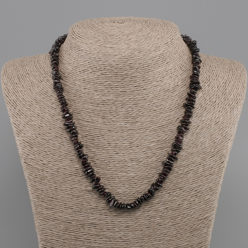 Necklace made of garnet chips, diameter 5-9x2-3 mm +/-, length 45 cm +5 cm extender chain
