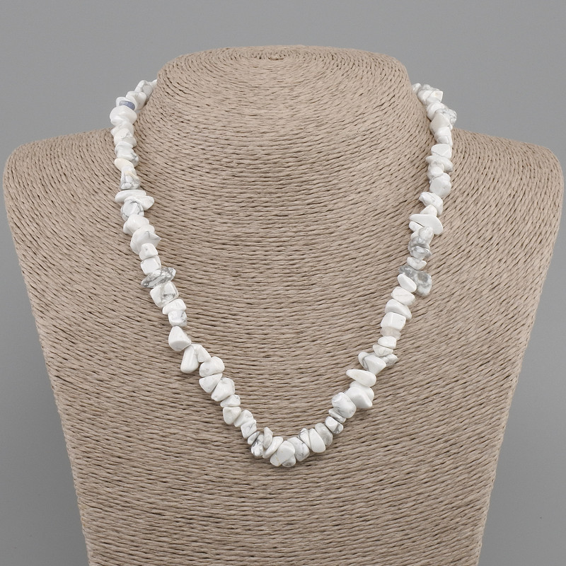 Necklace Howlite chip, diameter 6–10x2–7 mm +-, length 45 cm +5 cm extension chain