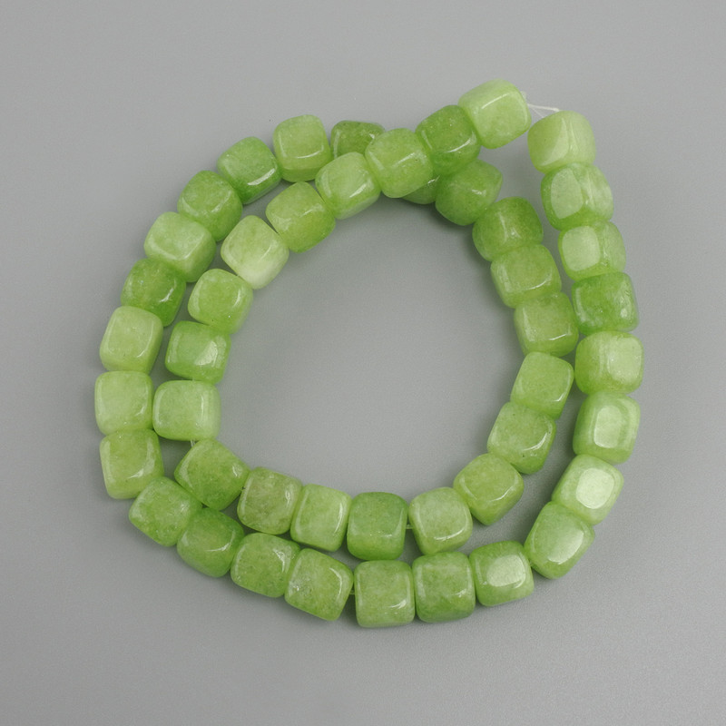Chrysoprase (Olivine) cube beads, diameter 8–9 mm +/-, length 38 cm +