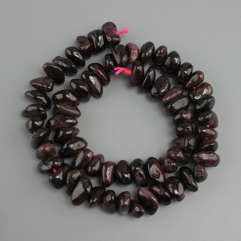 Garnet beads tumbled, diameter 6–8x9, 5–12mm+- , length 39cm+-