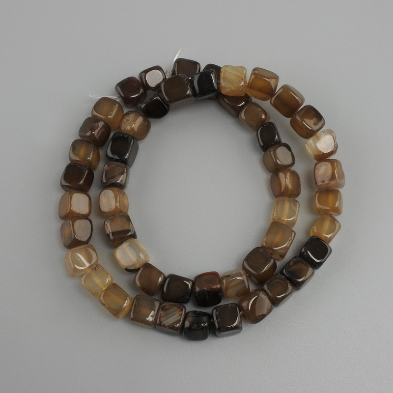 Agate beads cube, diameter 7-8mm +/-, length 37cm +/- on elastic cord