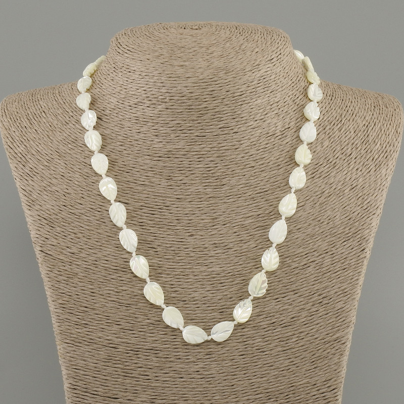 Necklace Mother-of-Pearl leaf, diameter 12x8mm +/-, length 45cm +/- with clasp