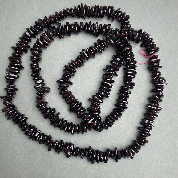 Garnet nugget beads, 7–11 mm diameter, 5×2–3 mm ±, string length 80 cm ±