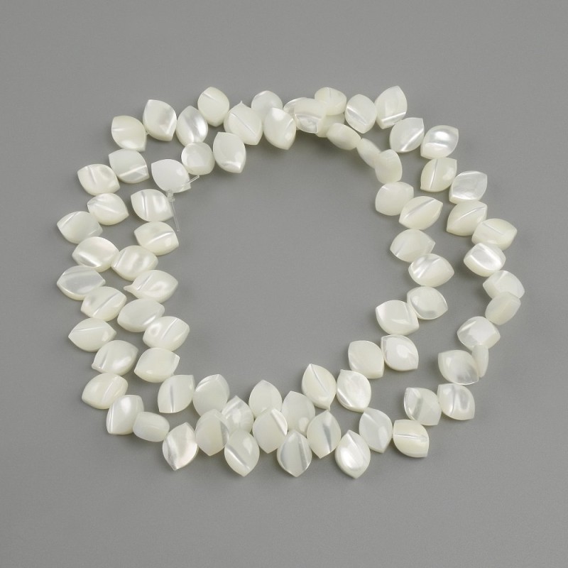 Mother-of-pearl beads petal shape, diameter 8, 5x6mm±, length 39cm± on a string
