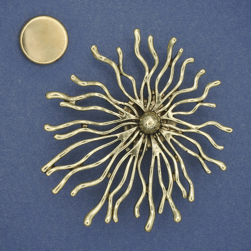 Magnetic brooch Flower 75mm +- gold-tone metal