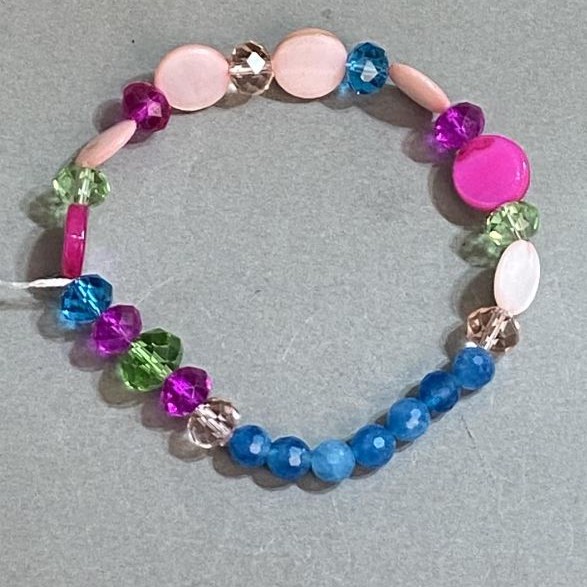 Apatite bracelet faceted bead, diameter 6mm+ – Mother-of-pearl coin 11mm+-, length 18cm+/- stretch