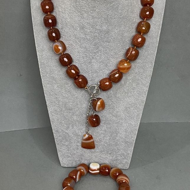 Choker set with carnelian cylinder 15×14mm (+/-), length 41cm (+/-) Toggler bracelet, length 18cm (+/-) stretch