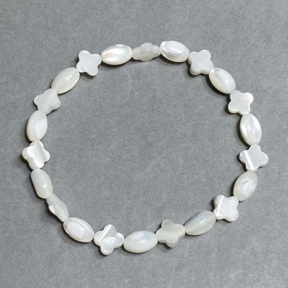 Pearl bracelet grain 9x6mm+-clover 8mm+-, length 18cm+- stretch