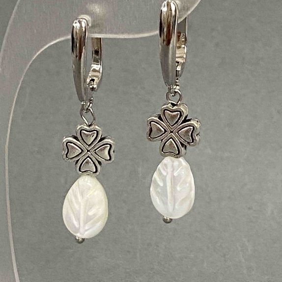 Earrings Mother-of-Pearl leaf 11x8mm+- clover 10mm+-, length 40mm+-