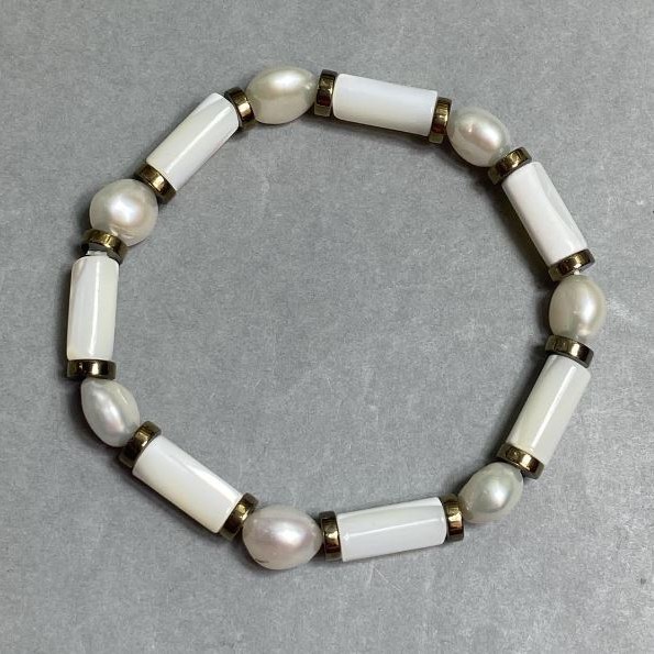 Pearl bracelet 7-9x7-8mm Hematite rondelle 6xmm+- Mother-of-pearl cylinder 13x6mm+-, length 18cm stretch