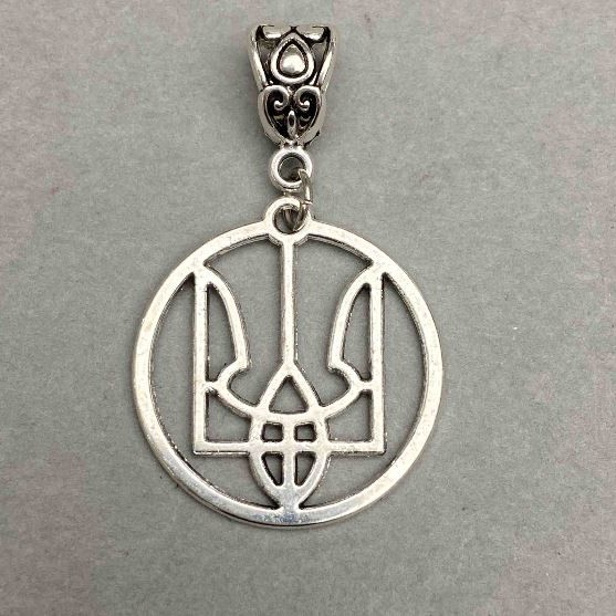 Pendant Trident, diameter 25mm ±, length 40mm ±, silvery metal color