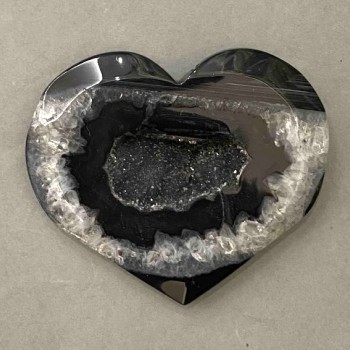 Agate heart souvenir with a geode 74x62 mm ± weight 127 g
