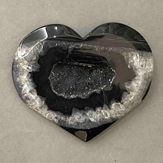 Agate heart souvenir with a geode 74x62 mm ± weight 127 g