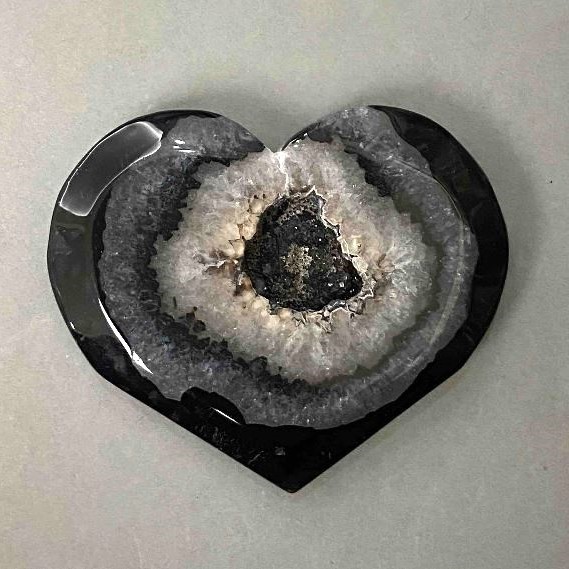 Agate heart souvenir with a geode 52×64 mm ± weight 87 g