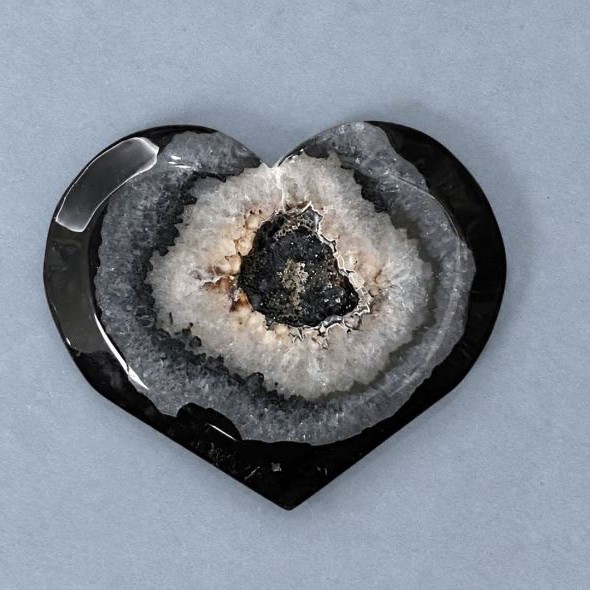 Agate heart souvenir with a geode 52×64 mm ± weight 87 g
