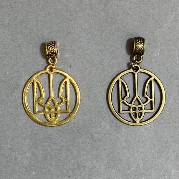 Trident pendant, diameter 25mm ±, length 35mm ±, gold-tone or bronze metal