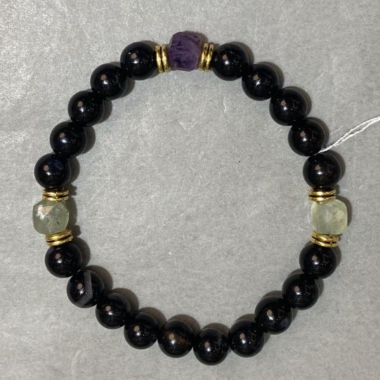 Bracelet Agate smooth bead 8mm+- Prehnite faceted cube 7x7mm+-, length 18cm +- stretch