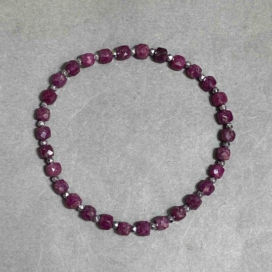 Rubin bracelet, faceted cube, diameter 4mm+- Hematite bead 2mm+- , length 18cm+- stretch