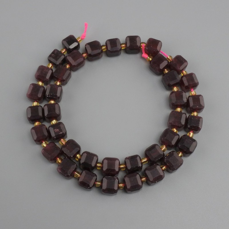 Garnet beads faceted cube, diameter 8x8mm+- seed beads 3mm+- length 37cm+-