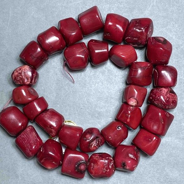 Beads on a thread natural Coral chips, diameter 12-20x14-19mm + -, length 44cm + -, weight 185 grams