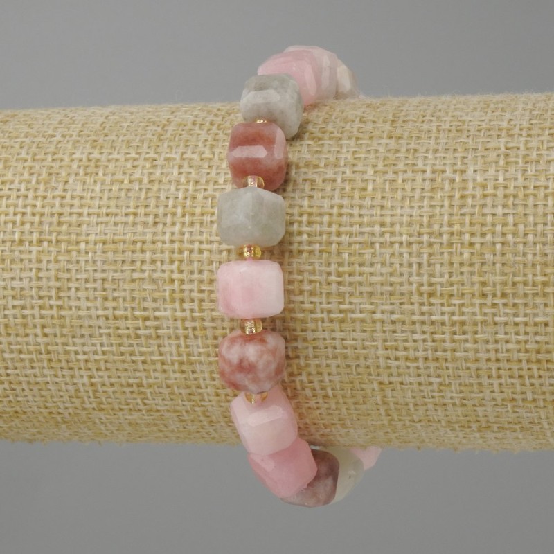 Jadeite bracelet faceted cube, diameter 8x8mm +- seed beads 3mm +- , length 18cm +- stretch