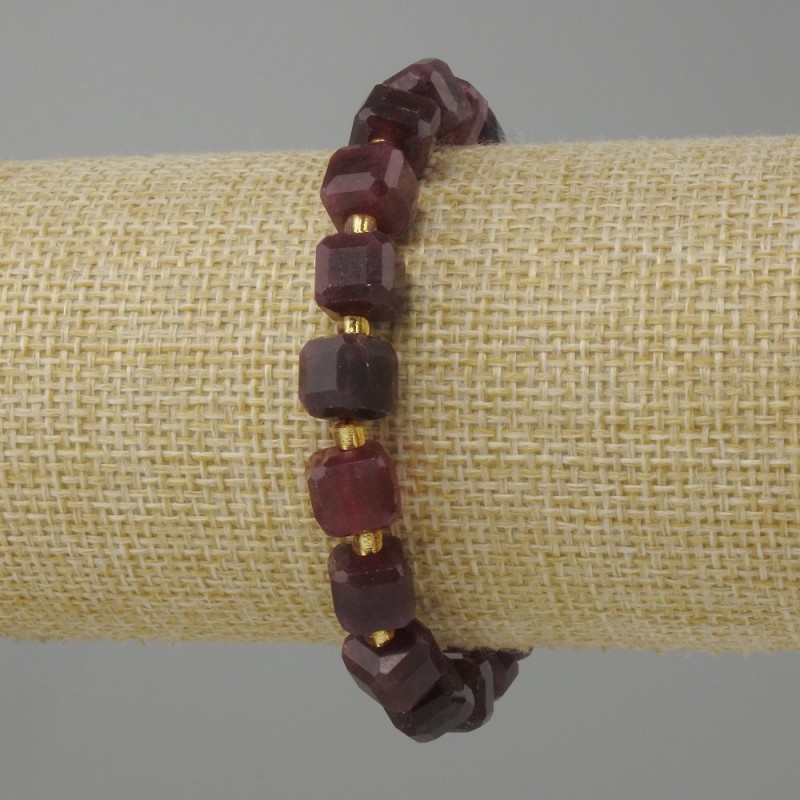 Garnet bracelet, faceted cube, 8x8mm+- bead 3mm+-, length 18cm +- stretch