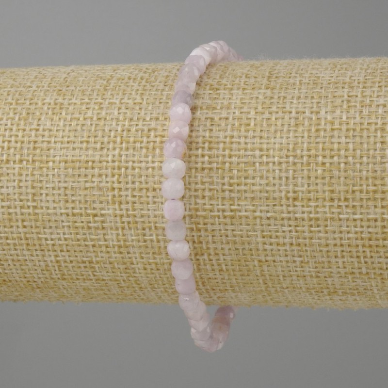 Kunzite bracelet faceted cube, diameter 4x4 mm ±, length 18 cm ± stretch