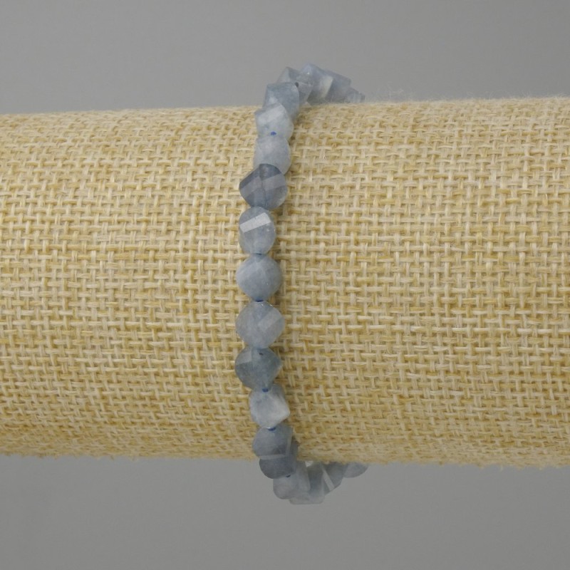 Aquamarine bracelet faceted diamond shape, diameter 6x5mm +/-, length 18cm +/- stretch