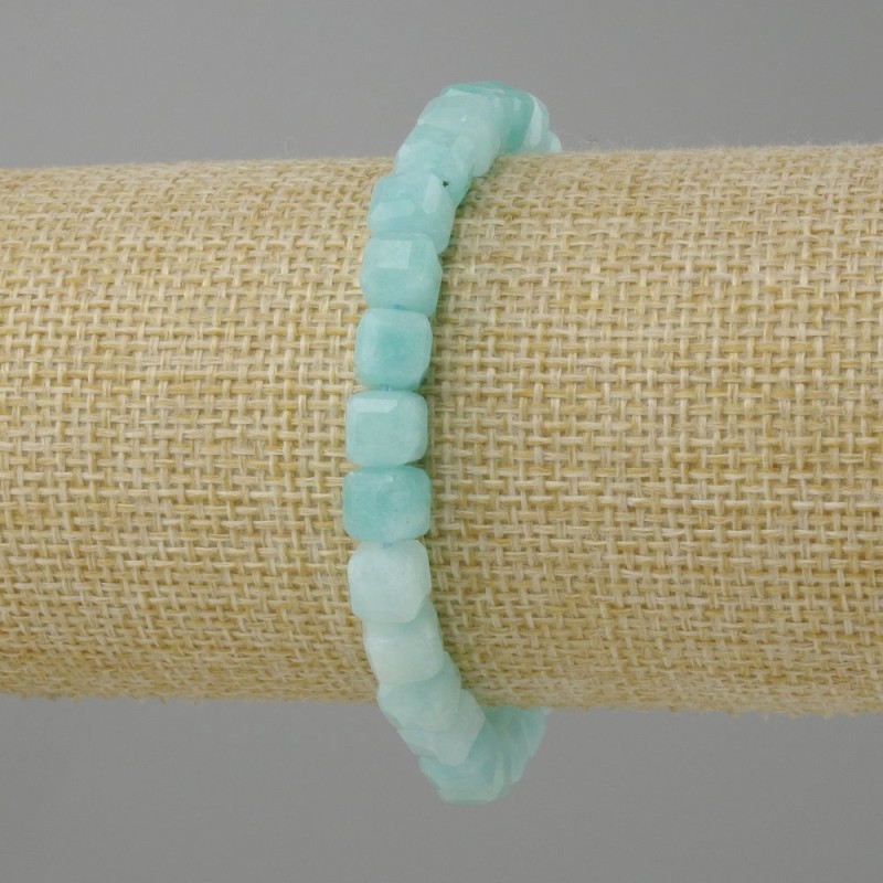 Aquamarine bracelet faceted cube, diameter 7x7mm +/-, length 18cm +/- stretch