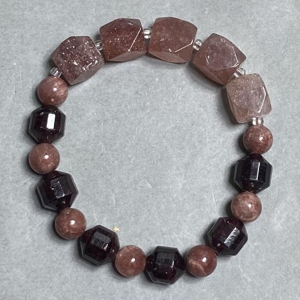 Bracelet Strawberry Quartz Faceted Shapes, diameter 12x10mm+- bead 8mm+-, Garnet Faceted 11x10mm+-, length 18cm +- stretch