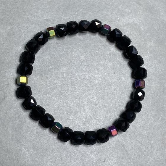 Agate bracelet, faceted cube 6mm+- Hematite multifaceted 6mm+, length 18cm +- stretch