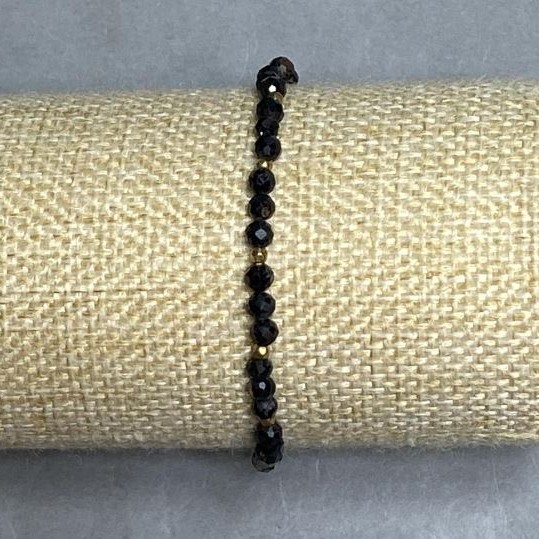 Agate bracelet faceted bead, diameter about 4 mm +- Hematite bead 2 mm+-, length 18 cm +- stretch