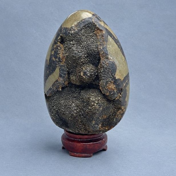Souvenir egg natural stone Septaria, diameter 120x88 mm ± weight 1134 g. on a stand