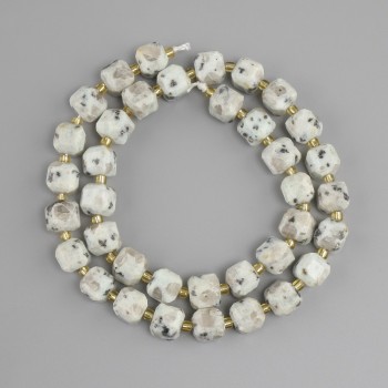 Kiwis Jasper Faceted Cube Beads, diameter 8x8 mm ±, seed beads 3 mm ±, strand length 39 cm ± on a thread