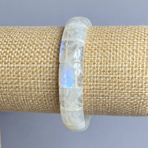 Adularia bracelet smooth link, diameter 13-14x12mm +/-, length 18cm +/- stretch