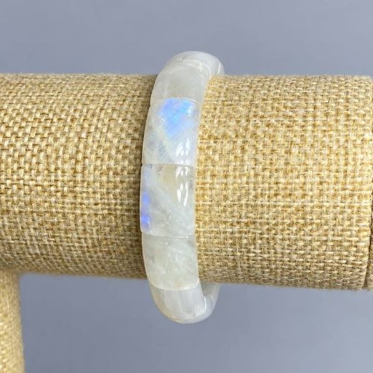 Adularia bracelet smooth link, diameter 15x12mm +/-, length 18cm +/- stretch