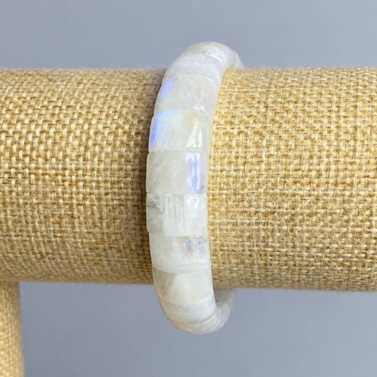 Adularia bracelet smooth link, diameter 12x8-9 mm +/-, length 18 cm +/- stretch