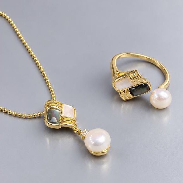 Pendant set Mother-of-pearl Haliotis abalone square 10x10mm+- with Pearl 6mm+- on a chain, length 46cm+- and a ring, size