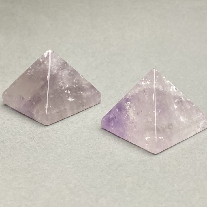 Pyramid Souvenir Natural Stone Amethyst (+-), height 25mm, length 30mm
