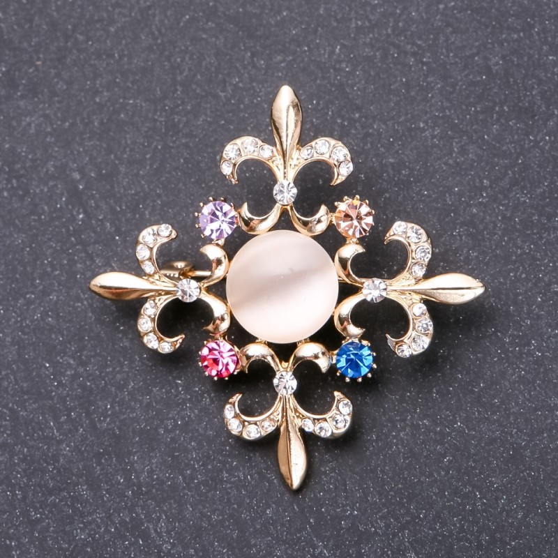 Brooch 'Order of Beauty' 50×50 mm yellow metal