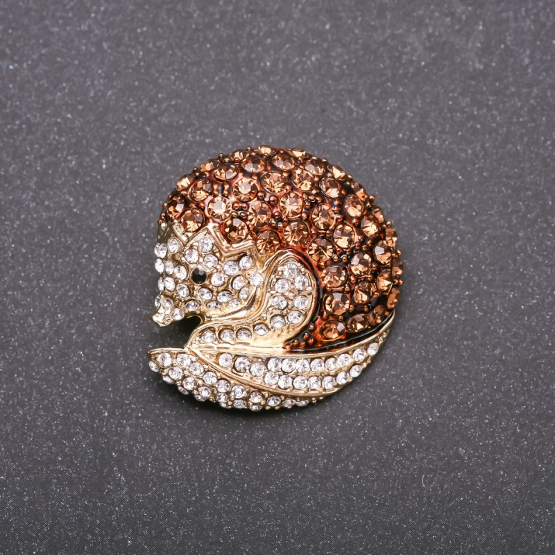 Brooch 'Nose-oha' in brown and white rhinestones on yellow metal 33x35mm