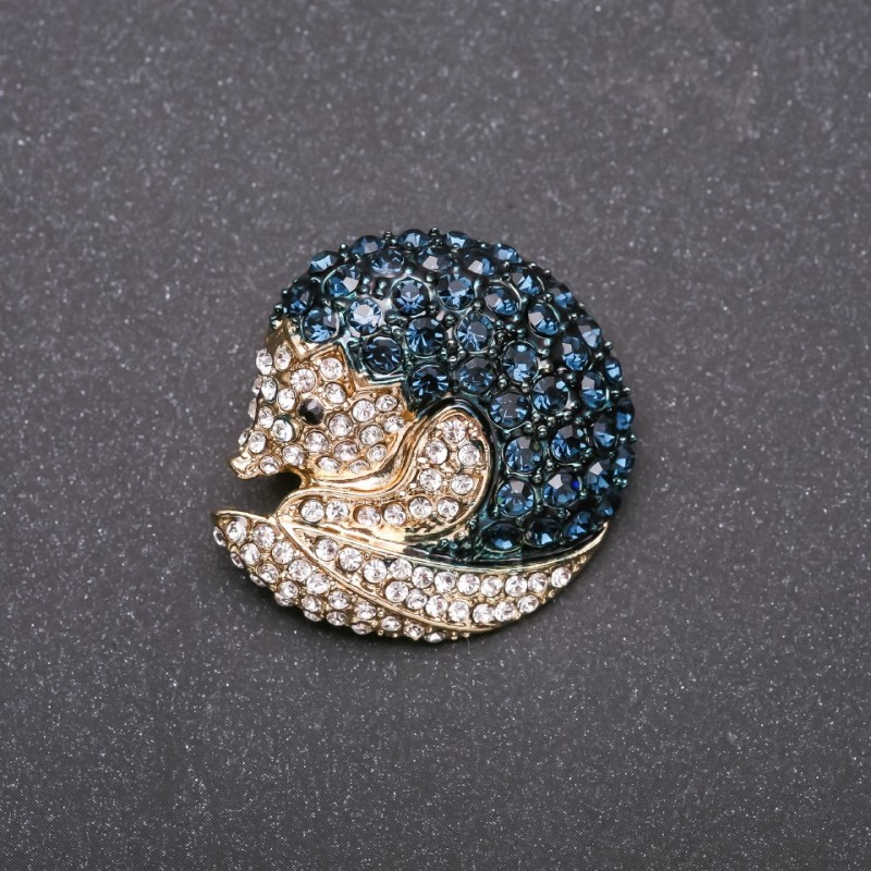Brooch 'Noseha' in blue and white crystals on yellow metal 33x35mm
