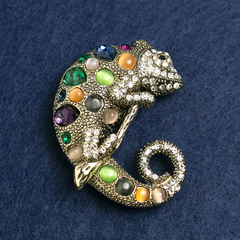 Brooch Chameleon with cat's eye and rhinestones, golden metal 52x46mm +