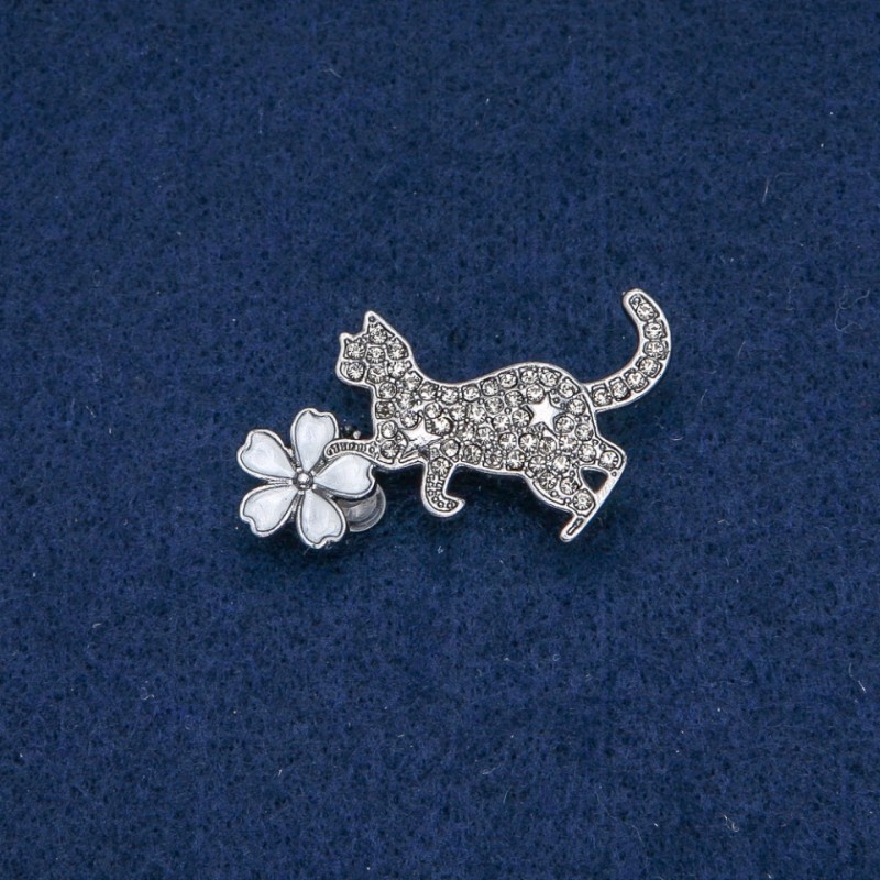Brooch Cat with Flower, Gray Rhinestones, White Enamel, Silvery Metal 40×25mm +