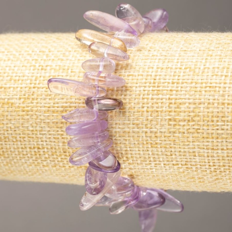 Elastic bracelet with natural amethyst chips "needle" d 11-24x3-7(+-)mm circumference 16-17 cm+