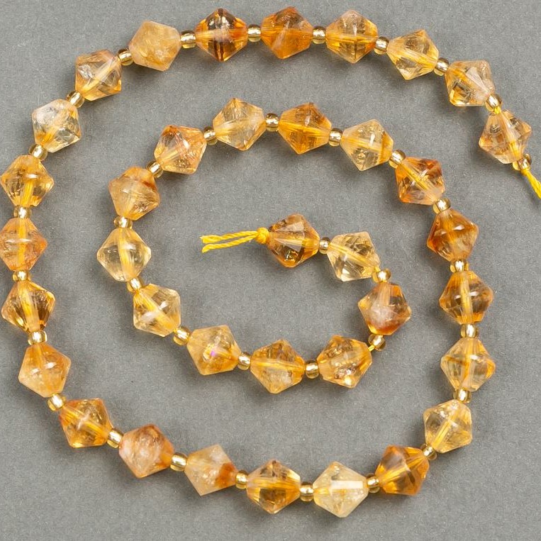 Citrine Beads on Thread, Faceted Diamond Shape, 9x8.5 mm, 39 cm length (+- 0) (seed bead insert 3x3 mm)